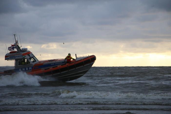 Grote zoekactie op zee na aantreffen kleding