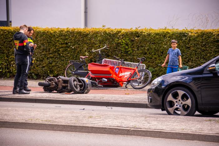 Scooterrijder gelanceerd bij aanrijding met auto