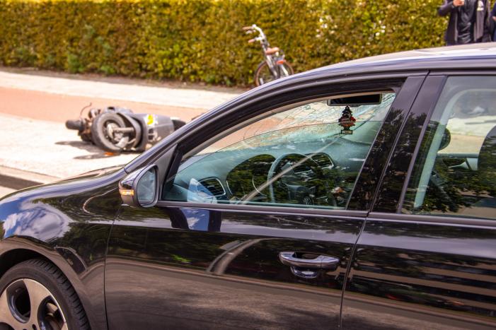 Scooterrijder gelanceerd bij aanrijding met auto