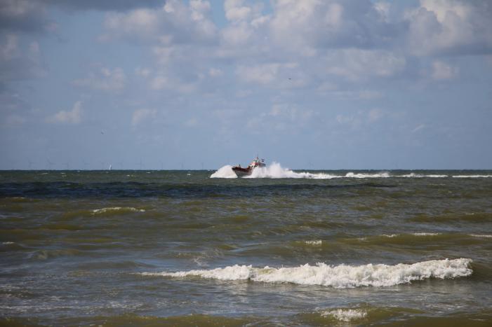 Hulpdiensten zoeken naar drenkeling