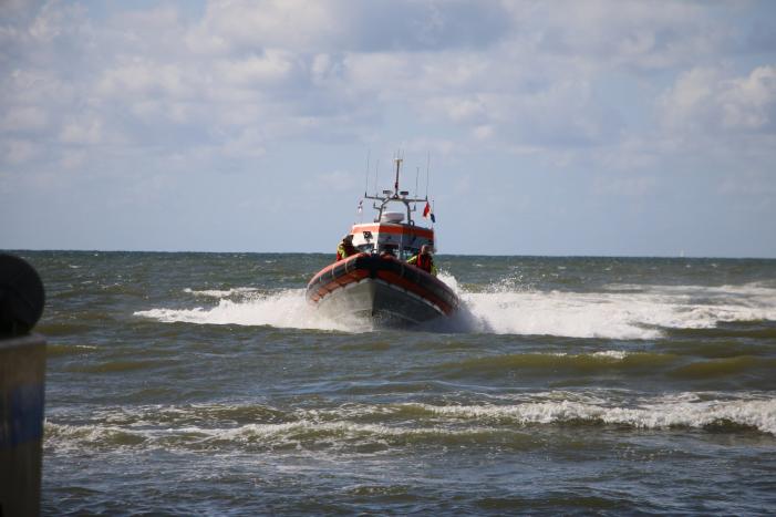 Hulpdiensten zoeken naar drenkeling