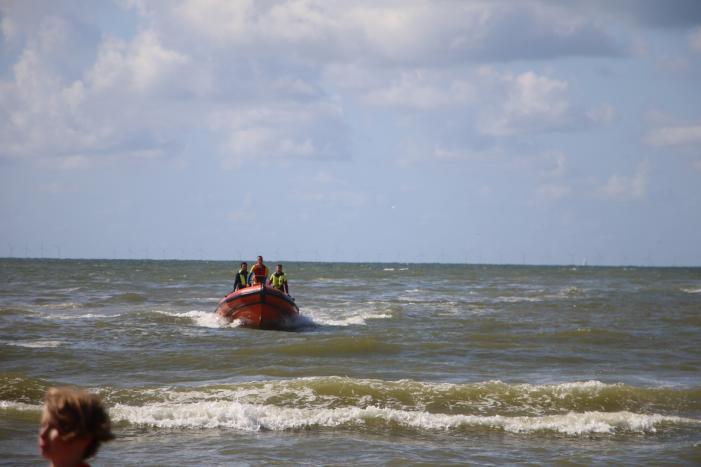 Hulpdiensten zoeken naar drenkeling