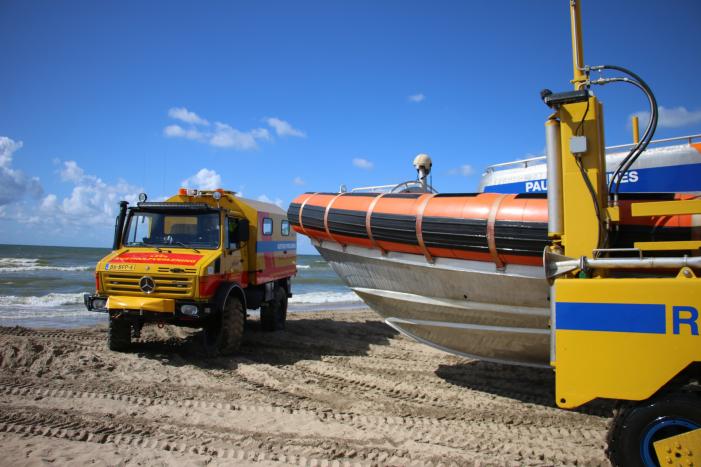 Hulpdiensten zoeken naar drenkeling