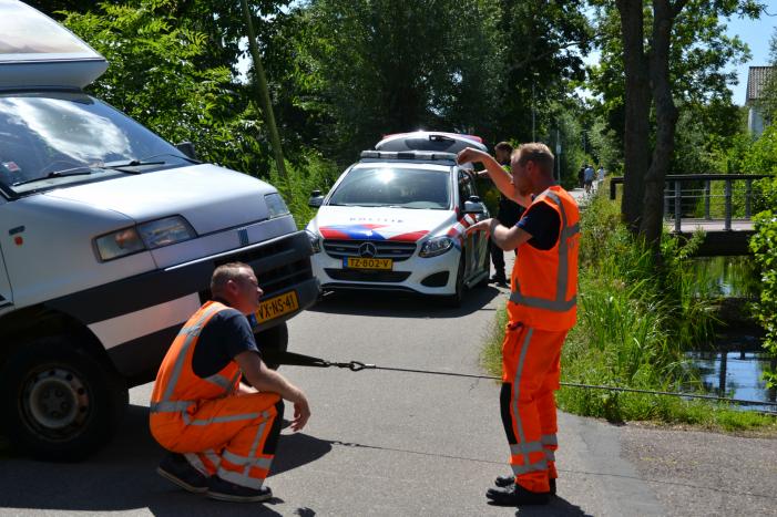 Camper rijdt achteruit de sloot in