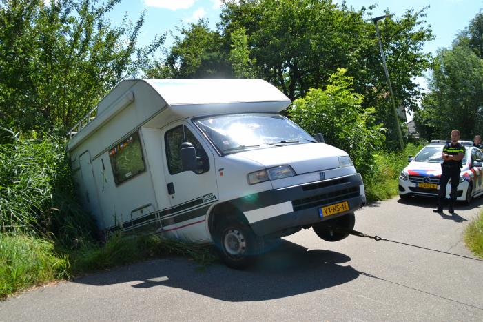 Camper rijdt achteruit de sloot in
