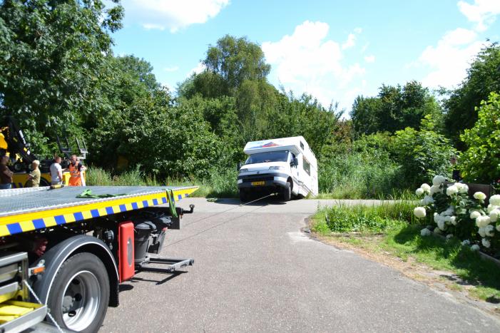 Camper rijdt achteruit de sloot in