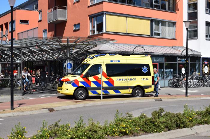 Man zwaargewond na val op straat