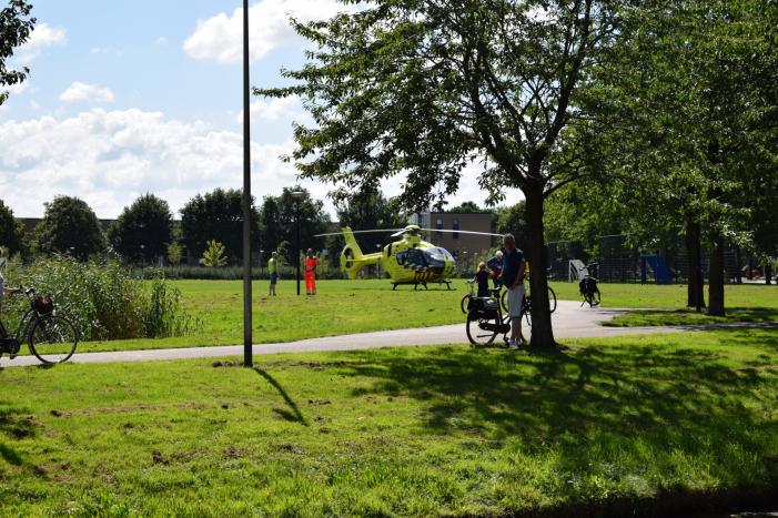 Man zwaargewond na val op straat