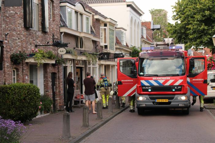 Foto-update: #Amersfoort Brandweer verricht metingen in winkel Grote Sint Jansstraat Amersfoort.