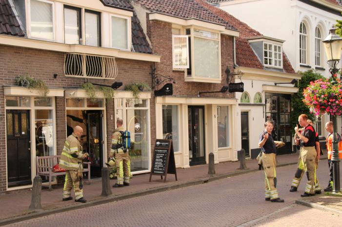 Brandweer verricht metingen in winkel