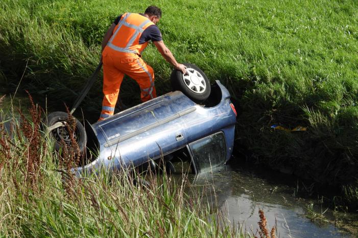 Auto belandt op zijn dak in een sloot