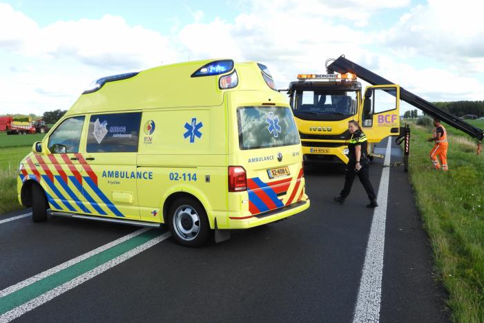 Auto belandt op zijn dak in een sloot