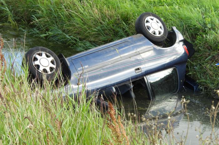 Auto belandt op zijn dak in een sloot
