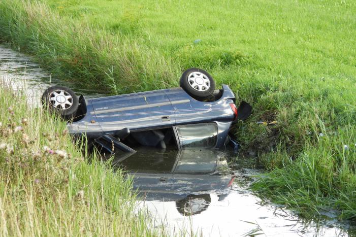 Auto belandt op zijn dak in een sloot