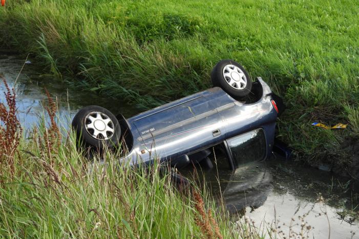 Auto belandt op zijn dak in een sloot