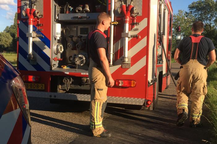 Paard belandt in sloot