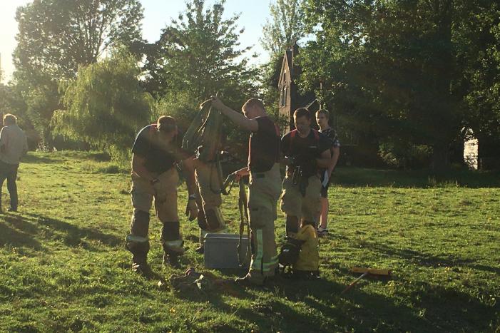 Paard belandt in sloot