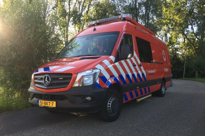 Paard belandt in sloot