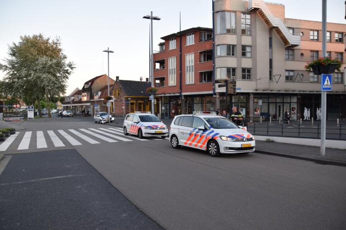 Auto botst tegen lantarenpaal