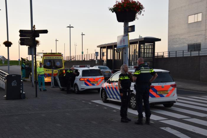 Auto botst tegen lantarenpaal