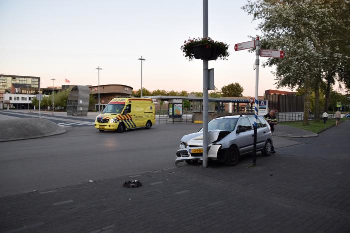 Auto botst tegen lantarenpaal