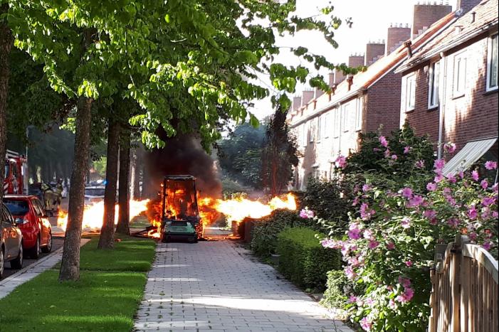 Onkruidverdelger-machine en gasflessen in lichterlaaie