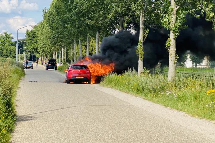 Gesleepte auto in brand gevlogen