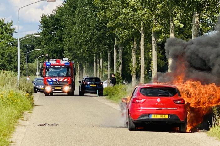 Gesleepte auto in brand gevlogen
