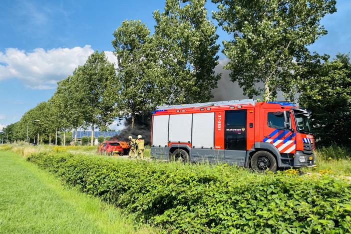 Gesleepte auto in brand gevlogen