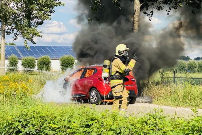 Gesleepte auto in brand gevlogen