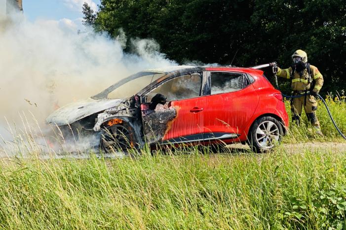 Gesleepte auto in brand gevlogen