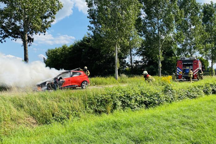 Gesleepte auto in brand gevlogen