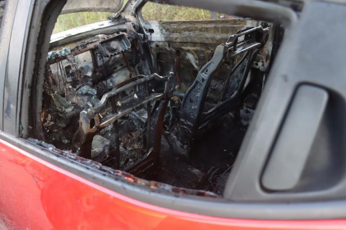 Gesleepte auto in brand gevlogen