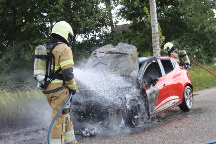 Gesleepte auto in brand gevlogen