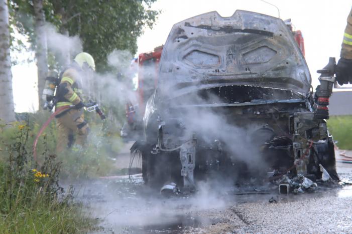 Gesleepte auto in brand gevlogen