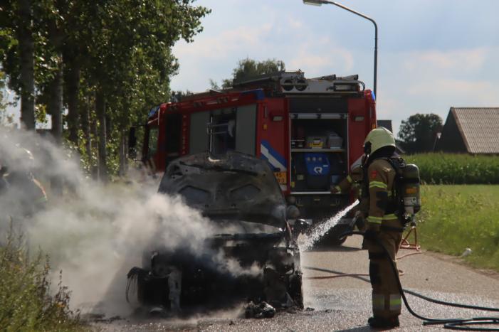 Gesleepte auto in brand gevlogen