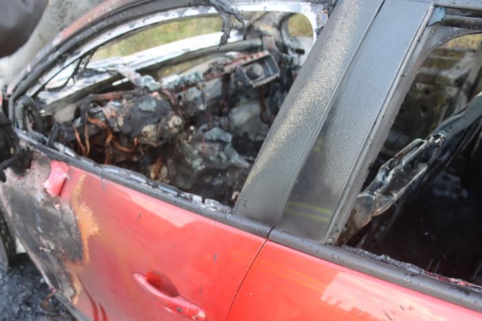 Gesleepte auto in brand gevlogen