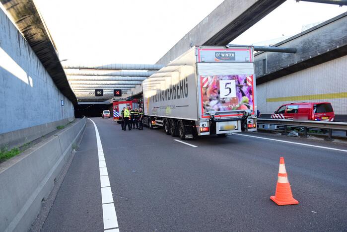 Auto klem tussen vangrail en vrachtwagen in Beneluxtunnel