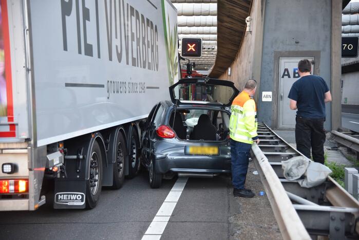 Auto klem tussen vangrail en vrachtwagen in Beneluxtunnel