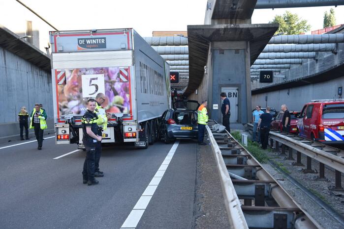 Auto klem tussen vangrail en vrachtwagen in Beneluxtunnel