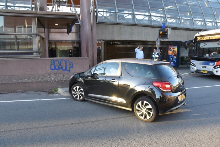 Auto knalt op muur bij station