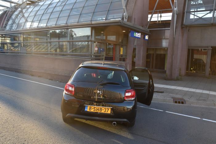 Auto knalt op muur bij station