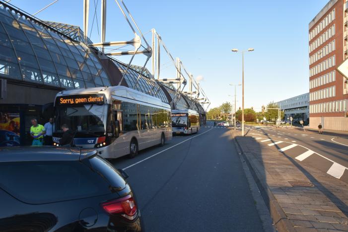 Auto knalt op muur bij station