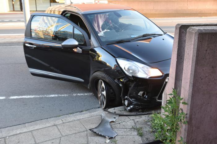 Auto knalt op muur bij station