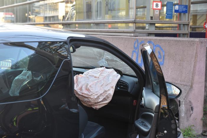 Auto knalt op muur bij station