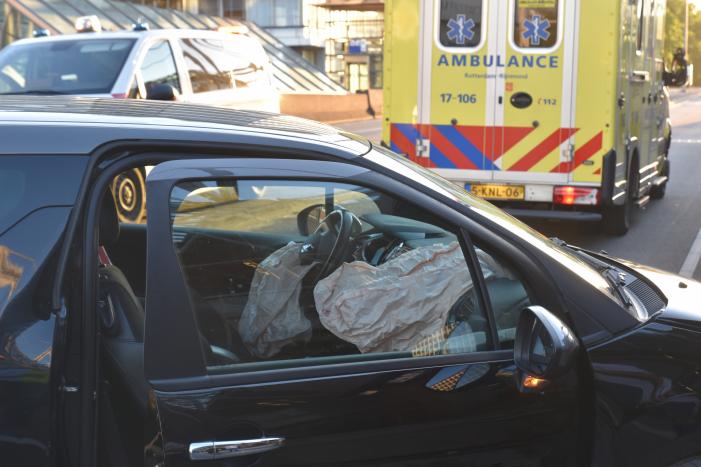 Auto knalt op muur bij station