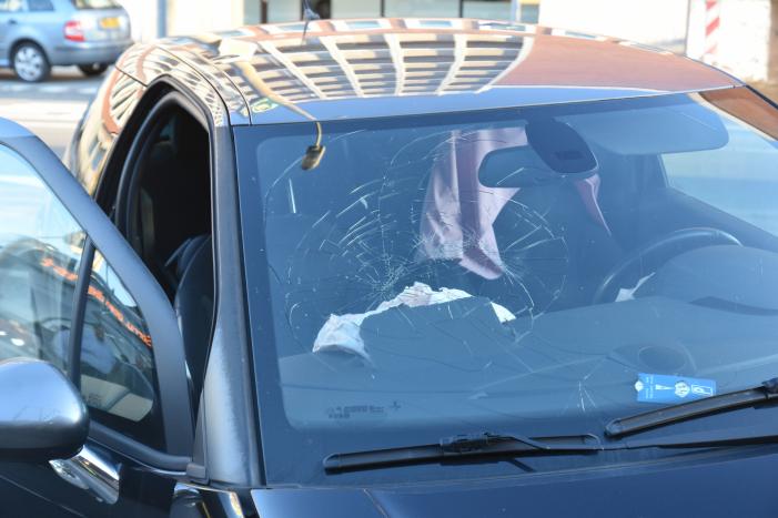 Auto knalt op muur bij station