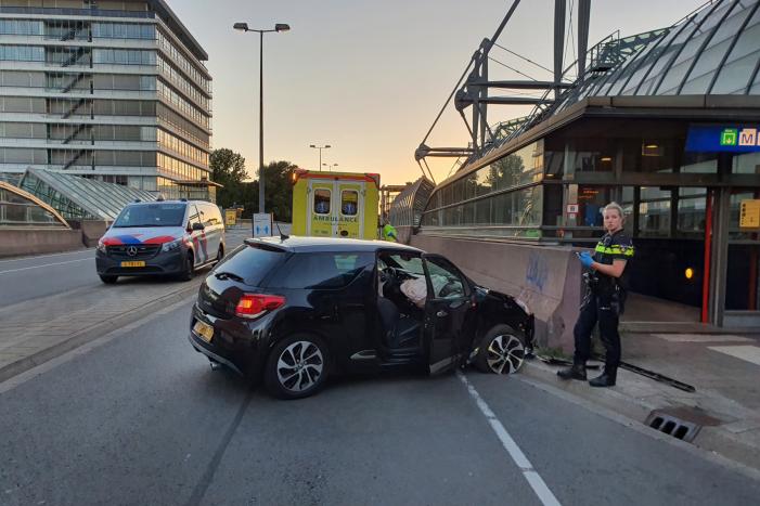 Auto knalt op muur bij station