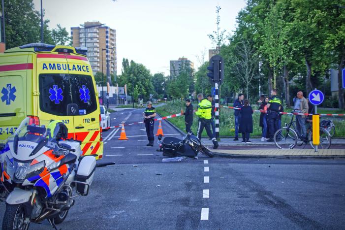 Scooterrijder gewond na aanrijding met auto