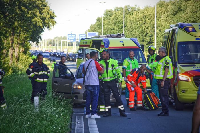 Auto slaat over de kop de berm in
